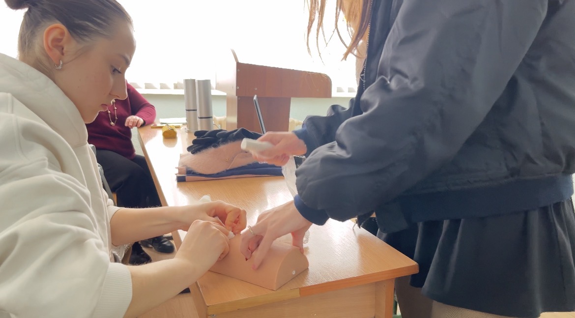 Студенти вчаться тампонувати рани